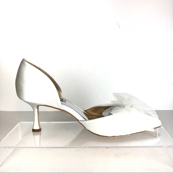 Badgley Mischka Festive Bow Kitten Heels Rhinestone Soft White Satin Pumps Sz 6 - Picture 7 of 10